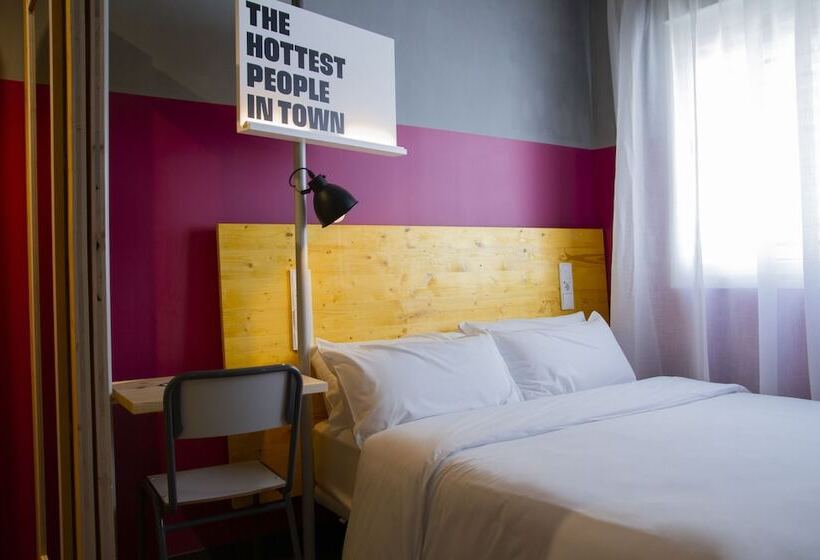 Room00 Valencia Hostel