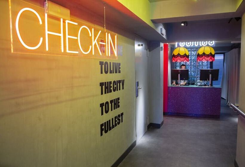 Room00 Valencia Hostel