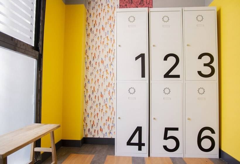 Room00 Valencia Hostel