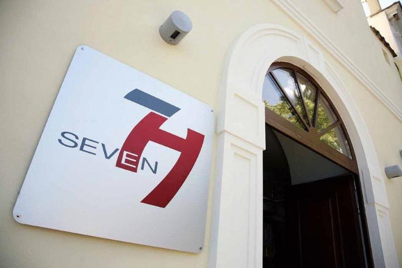 Seven Hostel & Rooms