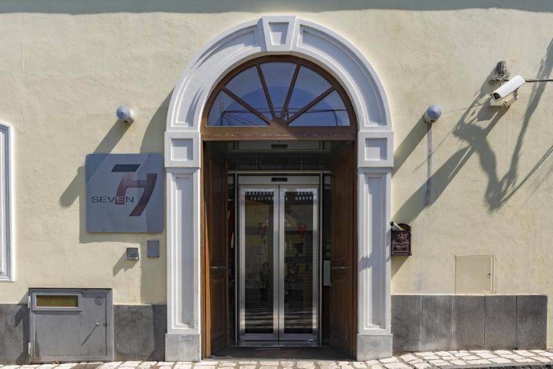 Seven Hostel & Rooms