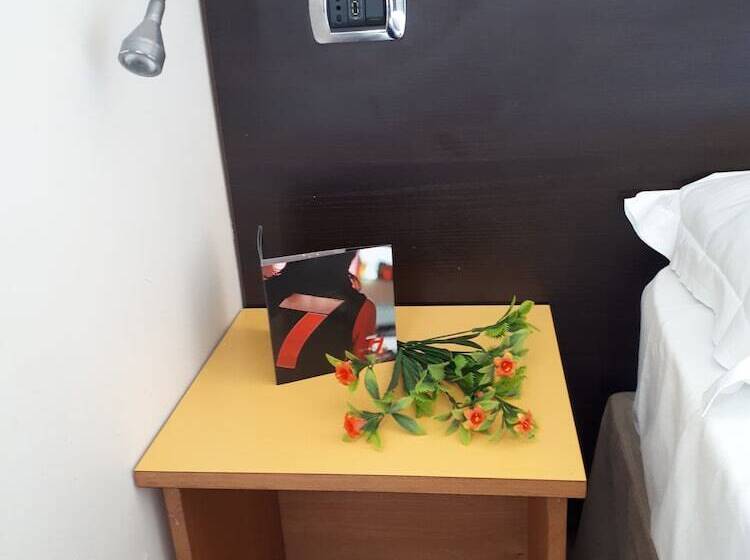 Seven Hostel & Rooms