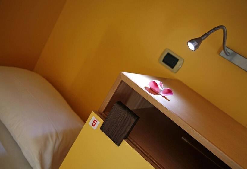 Seven Hostel & Rooms