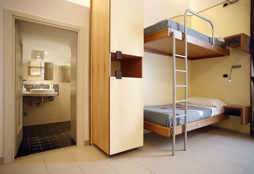 Seven Hostel & Rooms