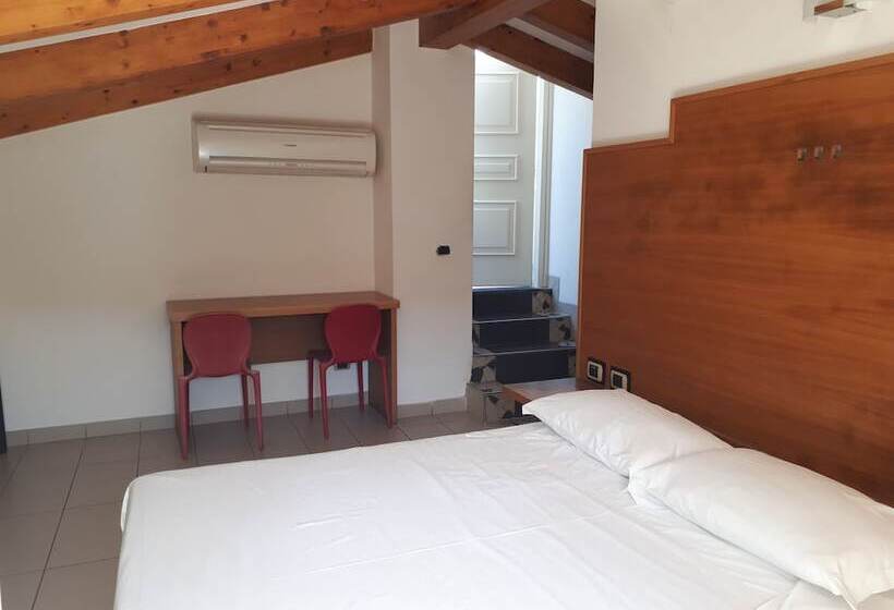 Seven Hostel & Rooms