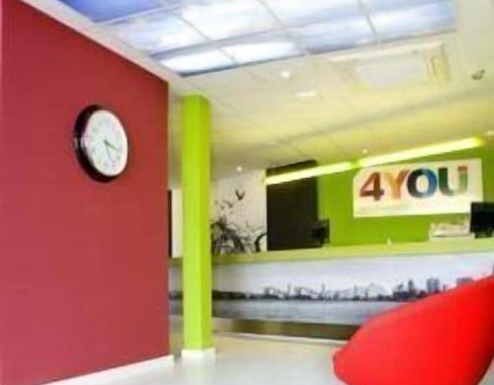 مسافرخانه Safestay Calpe Seafront