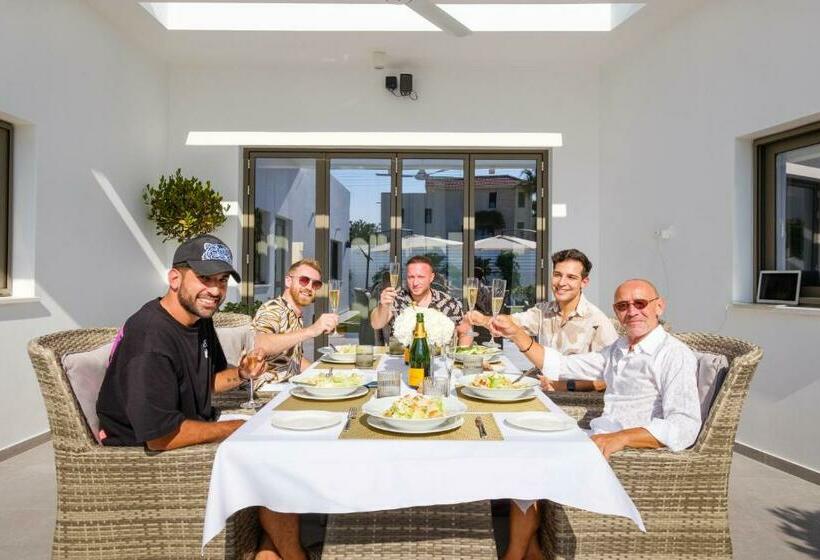 ベッドアンドブレックファースト Rooms At Villa Amour Cyprus