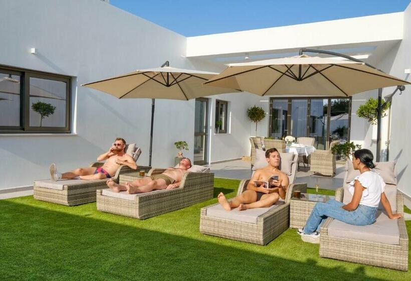 ベッドアンドブレックファースト Rooms At Villa Amour Cyprus