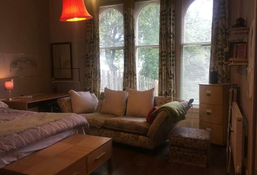 פנסיון 39 Constitution Street