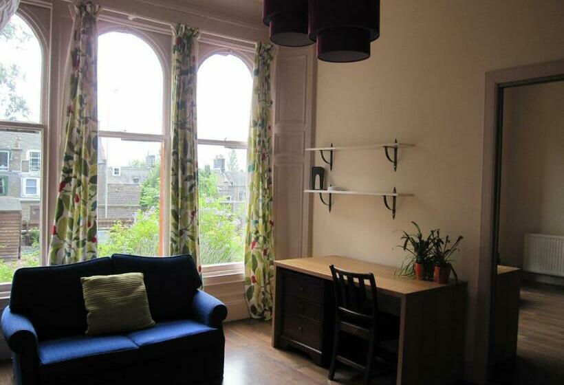 פנסיון 39 Constitution Street