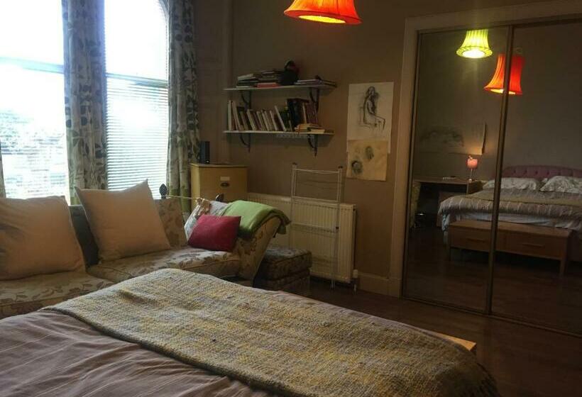 פנסיון 39 Constitution Street