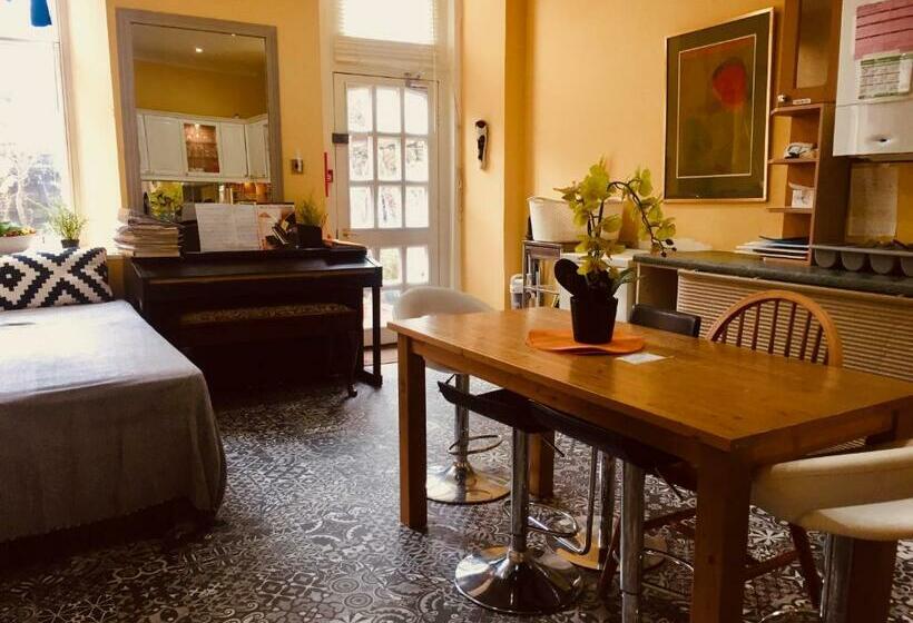 פנסיון 39 Constitution Street