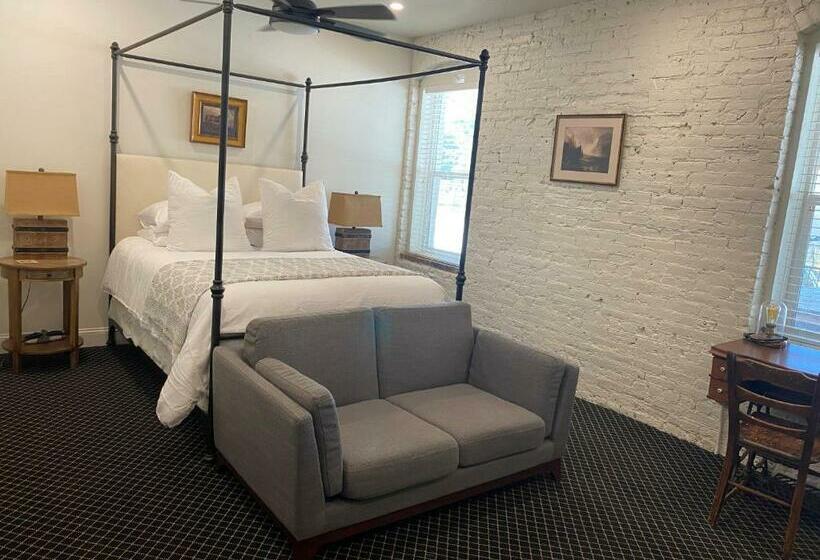 بنسيون Lander Millhouse