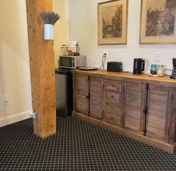 بنسيون Lander Millhouse