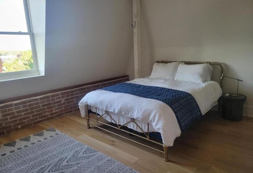 بنسيون Lander Millhouse