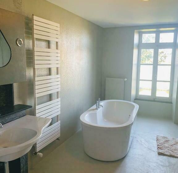 צימר Chateau De La Combe Suites