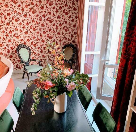 צימר Chateau De La Combe Suites