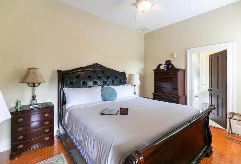 تختخواب و صبحانه Stardust Room At The Camellia Rose Inn Downtown