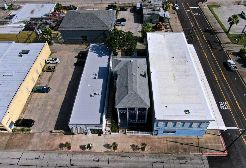 Отель The Pink Room At Emily S On The Island