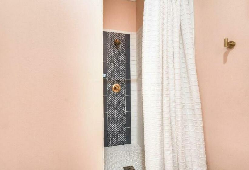 Отель The Pink Room At Emily S On The Island