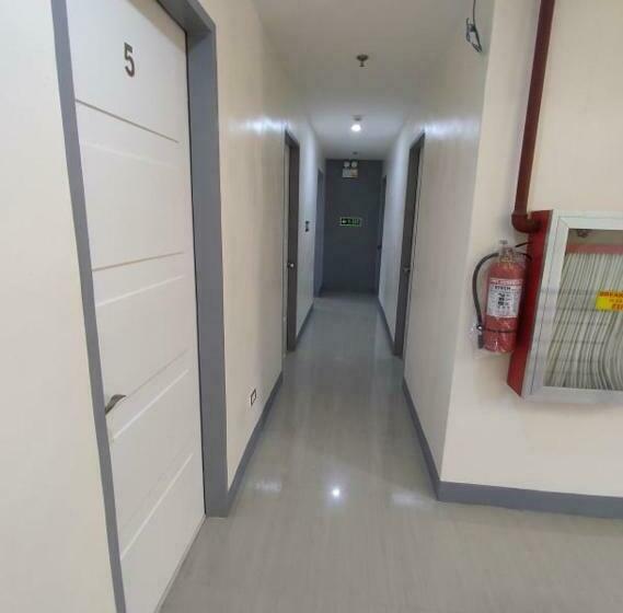 הוסטל Anchorage Apartelle