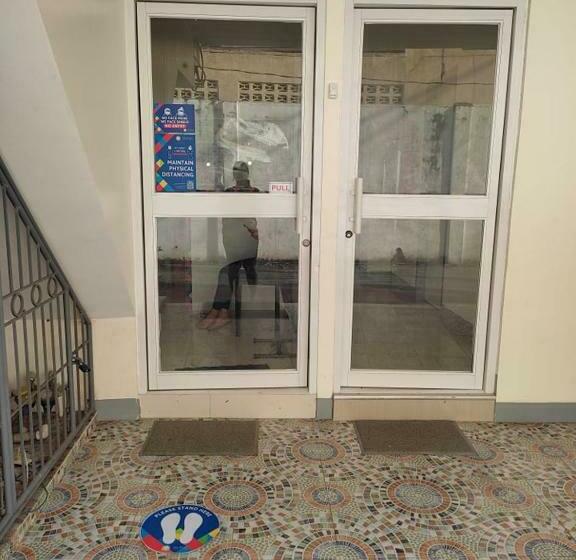 הוסטל Anchorage Apartelle