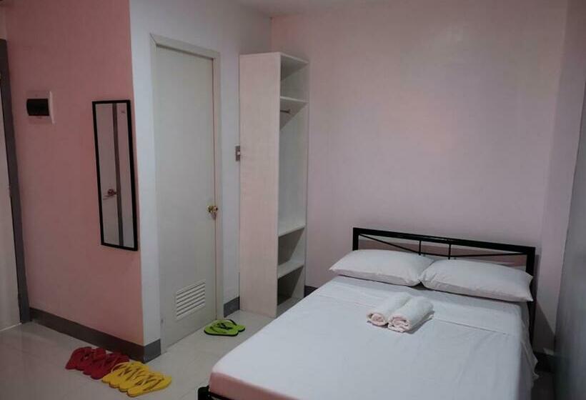 הוסטל Anchorage Apartelle