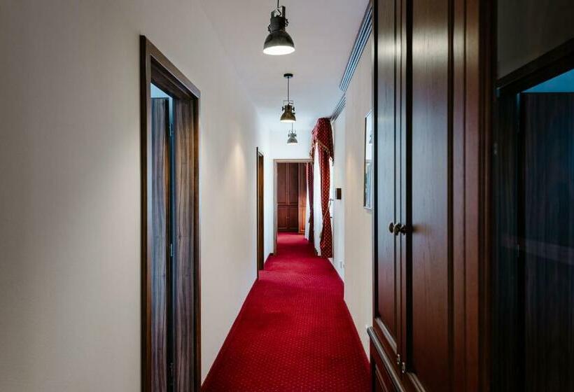 هاستل Petra Inn Apartments In Historical Palace Bratislava