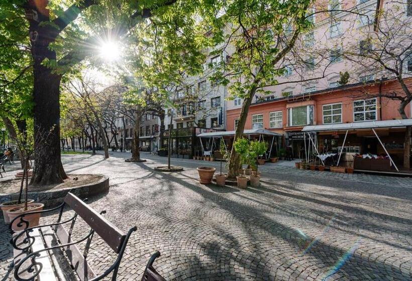 هاستل Petra Inn Apartments In Historical Palace Bratislava