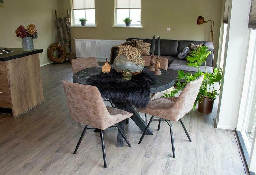 ベッドアンドブレックファースト Bed En Breakfast The Wooden Wall