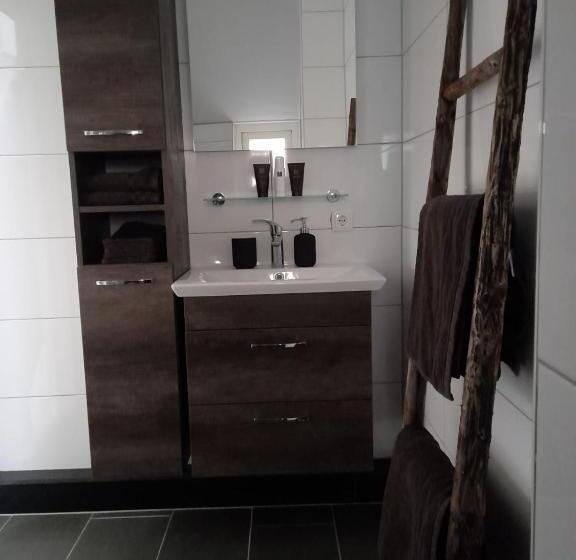 ベッドアンドブレックファースト Bed En Breakfast The Wooden Wall