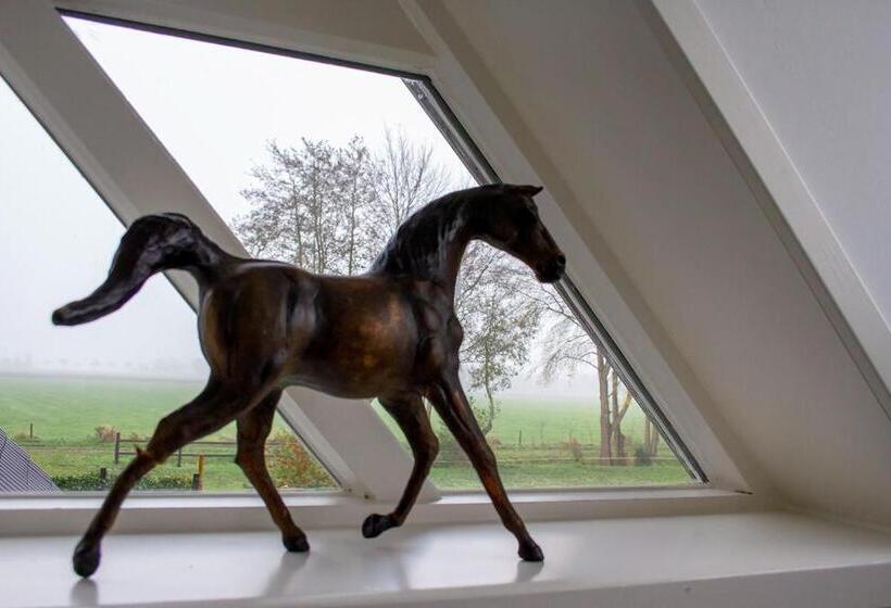 ベッドアンドブレックファースト Bed En Breakfast The Wooden Wall