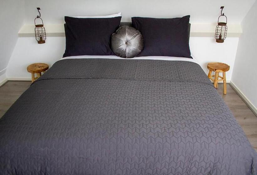 ベッドアンドブレックファースト Bed En Breakfast The Wooden Wall