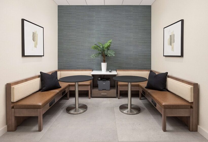 Отель Hampton Inn & Suites Huntsville Downtown