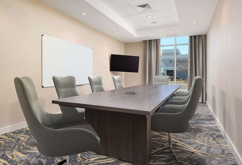 Отель Hampton Inn & Suites Huntsville Downtown