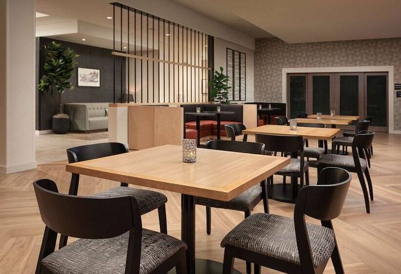 Отель Hampton Inn & Suites Huntsville Downtown