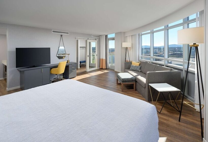 Отель Hampton Inn & Suites Huntsville Downtown