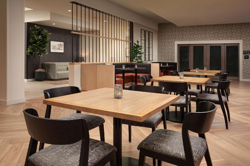 Отель Hampton Inn & Suites Huntsville Downtown