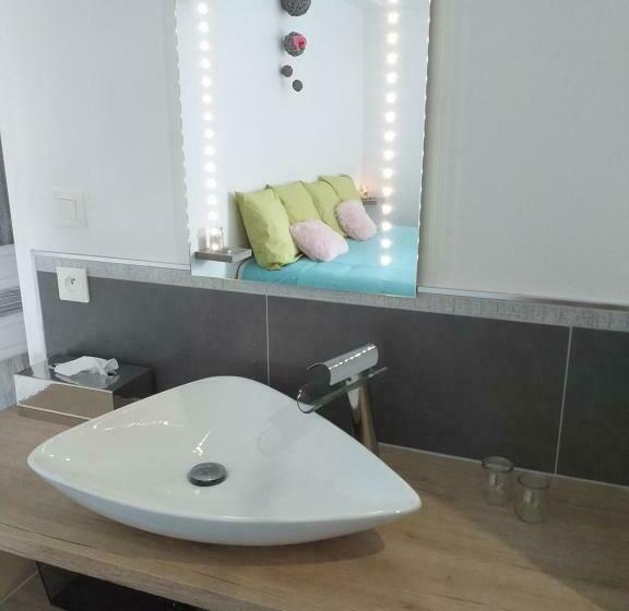 ホテル Le Ptit Spa De L Abbaye Suite Love Et Spa Privé