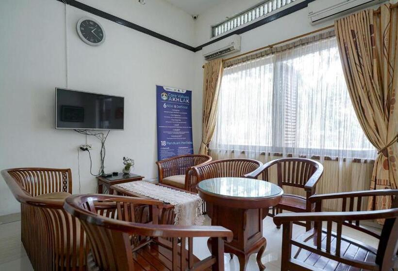 ホテル Reddoorz @ Avros Guest House Medan