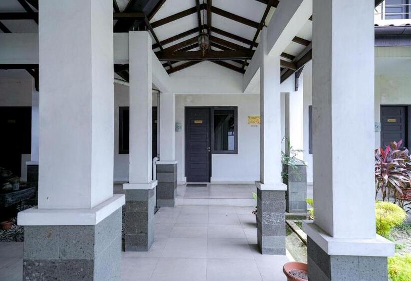 ホテル Reddoorz @ Avros Guest House Medan