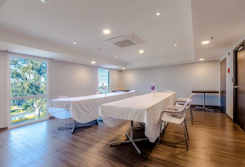 בית מלון כפרי Sleep Inn Guadalajara Galerias