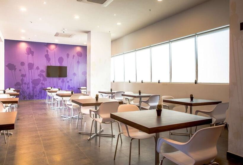 בית מלון כפרי Sleep Inn Guadalajara Galerias