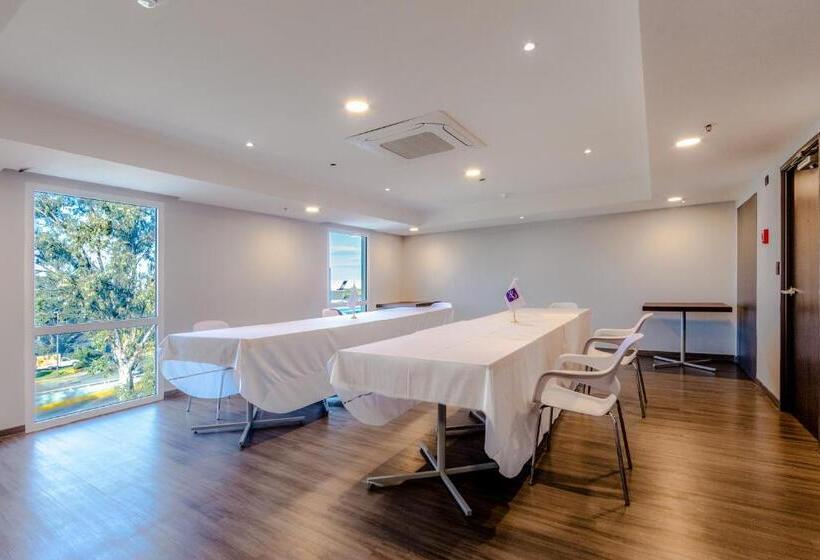 בית מלון כפרי Sleep Inn Guadalajara Galerias