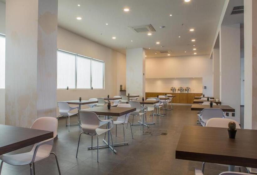 בית מלון כפרי Sleep Inn Guadalajara Galerias