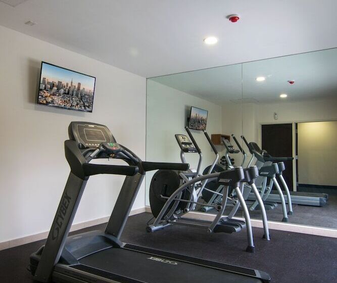 בית מלון כפרי Sleep Inn Guadalajara Galerias