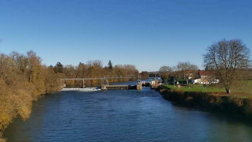 膳宿费 Aux 77 Nuitées