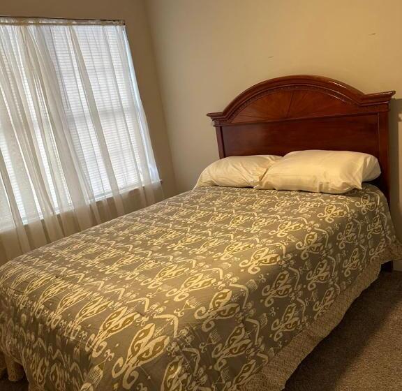 Пансион Cozy Home Away From Home With Free Parking