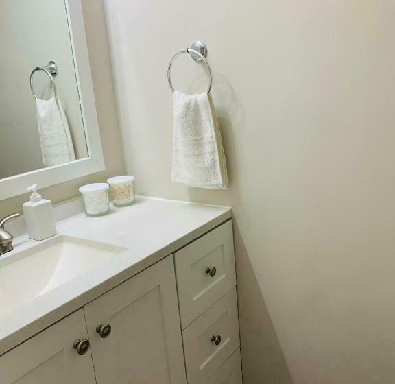 Пансион Cozy Home Away From Home With Free Parking