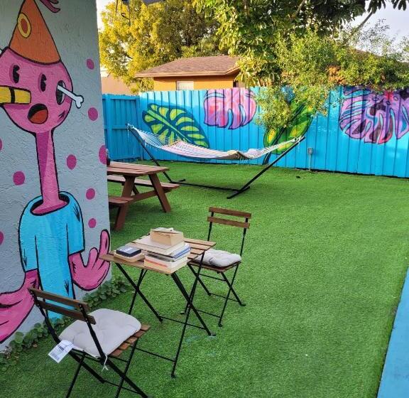 فندق صغير Art Graffiti